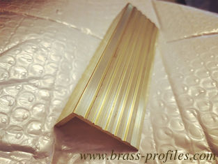 Chine Largeur 55 mm x 10 mm Escaliers en laiton bandes de nez pour l'hôtel Décoration fournisseur
