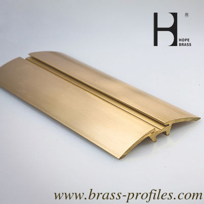 Série d'extrusion de cuivre brillant de cuivre en laiton pour les cadres de portes et fenêtres fournisseur