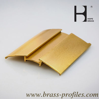 Série d'extrusion de cuivre brillant de cuivre en laiton pour les cadres de portes et fenêtres fournisseur