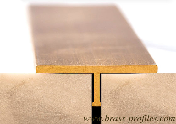 Une poignée de porte en laiton en forme de T avec une finition polie pour les projets haut de gamme fournisseur