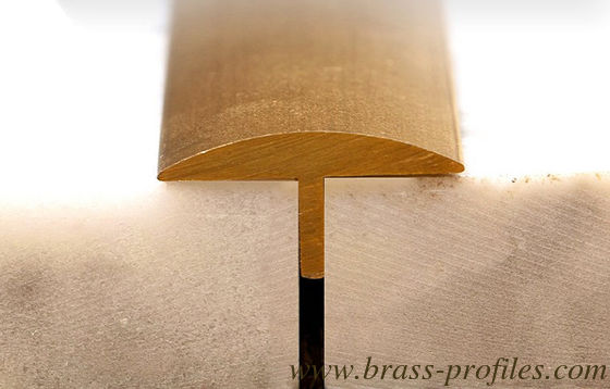 Une poignée de porte en laiton en forme de T avec une finition polie pour les projets haut de gamme fournisseur