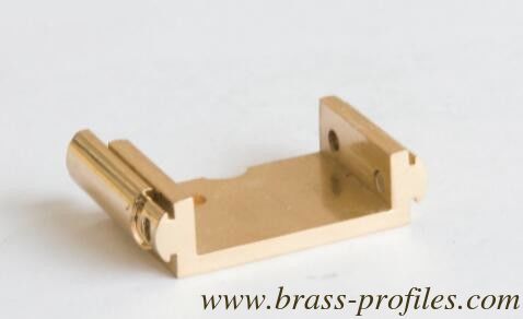 Profiles d'extrusion en laiton brillant pour la construction de fenêtres et de portes pour meubles domestiques fournisseur