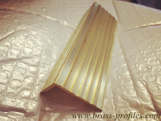 Largeur 55 mm x 10 mm Escaliers en laiton bandes de nez pour l'hôtel Décoration fournisseur